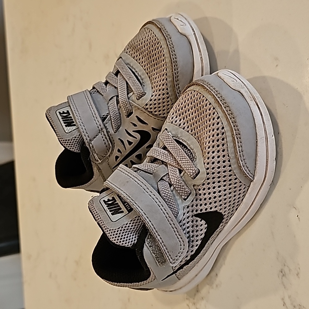 Nike toddler shoes size 7